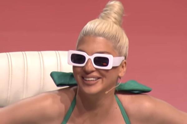 KARLEUŠA BUKVALNO SAHRANILA ESTRADU: Posle ovoga ZARATIĆE sa svim kolegama! Sad ih je nastrašnije ponizila! (FOTO)