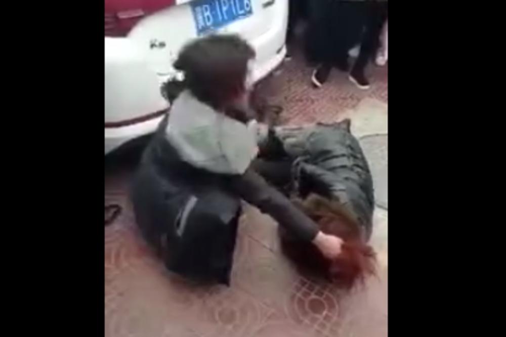 SLEDEĆI PUT ĆE DOBRO RAZMISLITI: Žena saznala za LJUBAVNICU svog muža, pa je maltretirala nasred ULICE (VIDEO)