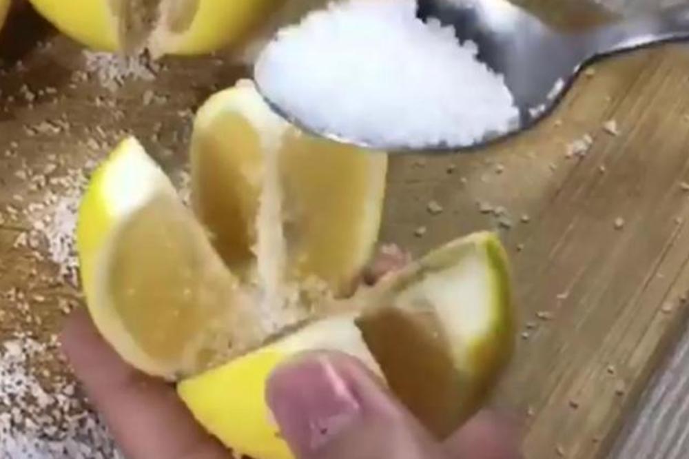 STAVILA JE 1 KAŠIKU OVOGA U VEŠ MAŠINU PRE PRANJA: Kada vidite REZULTAT stalno ćete to PONAVLJATI