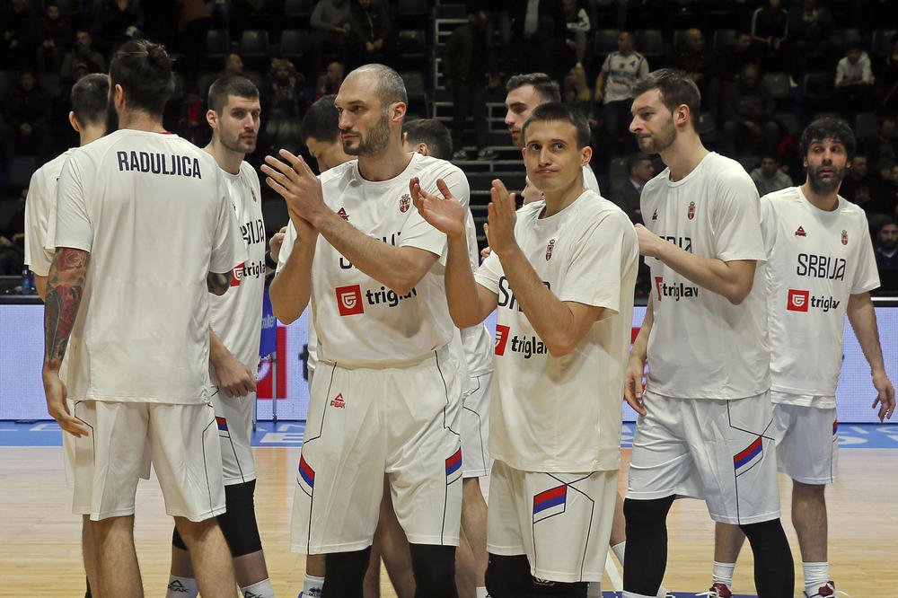 TATA GA UČI OD MALENA KAKO SE POSTAJE ŠAMPION: Sin legende srpske košarke brisao parket na meču Srbija - Izrael!