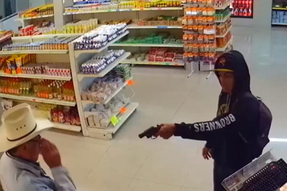 LOPOV UPERIO PIŠTOLJ U DEDU, PA ODMAH ZAŽALIO: Deka skinuo naočare pa mu POKAZAO KO JE GLAVNI! (VIDEO)