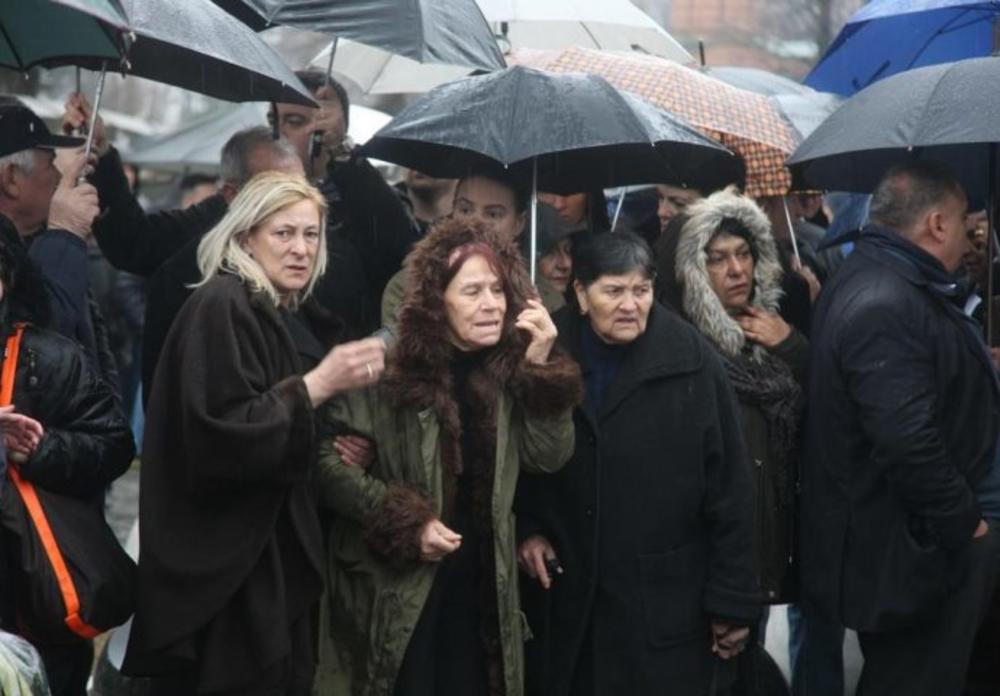 Šabanove sestre - Sarajka (u sredini) i Desa (desno)