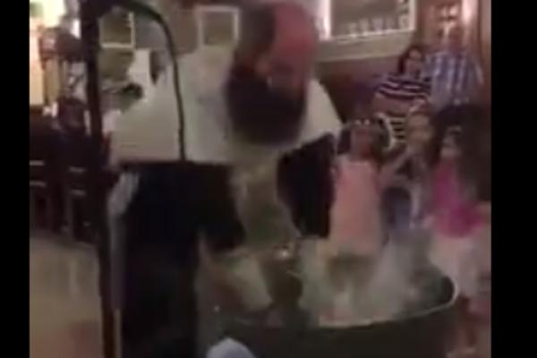 OVO KRŠTENJE? VIŠE LIČI NA POKUŠAJ UBISTVA! Internet gori posle objavljivanja snimka rituala iz crkve! (VIDEO)