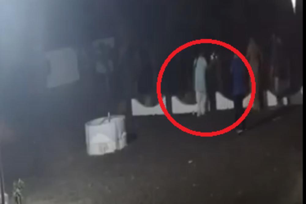 MOGLO JE DA SE ZAVRŠI KOBNO! Brzo je hodala unazad ne gledajući kuda ide - naletela je na nešto opasno! (VIDEO)