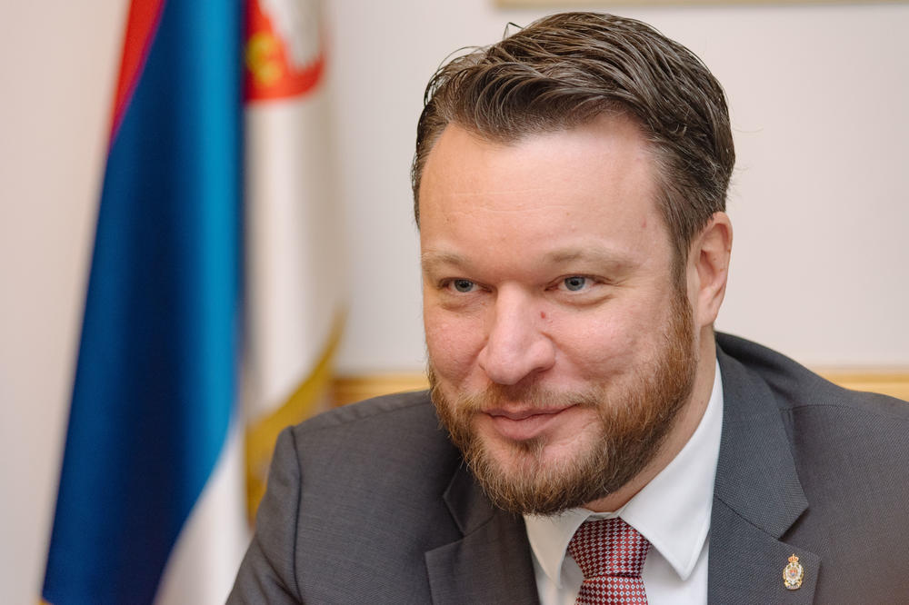 TATICE, KAŽU DA SI NA PUTU, ČEKAMO TE DA NAM DONESEŠ BOMBONE I HALJINE! Svi se opraštaju od Mirka Butulije (FOTO)