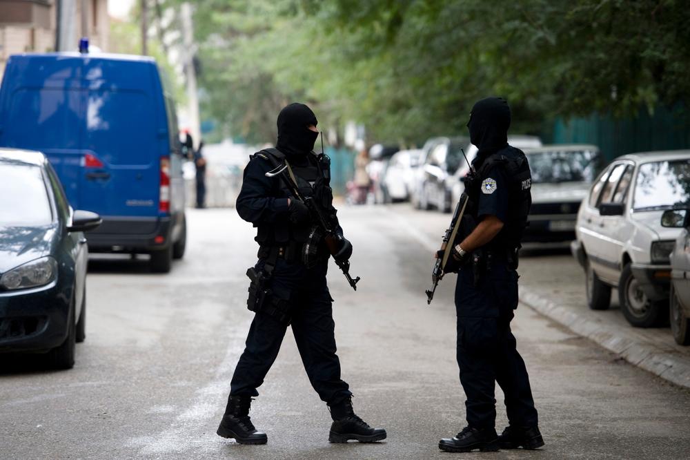 IŽIVLJAVANJE NA ROSU NA KOSOVU: Uhapsili srpske instruktore Gorske službe, a onda u njih uperili DUGE CEVI!