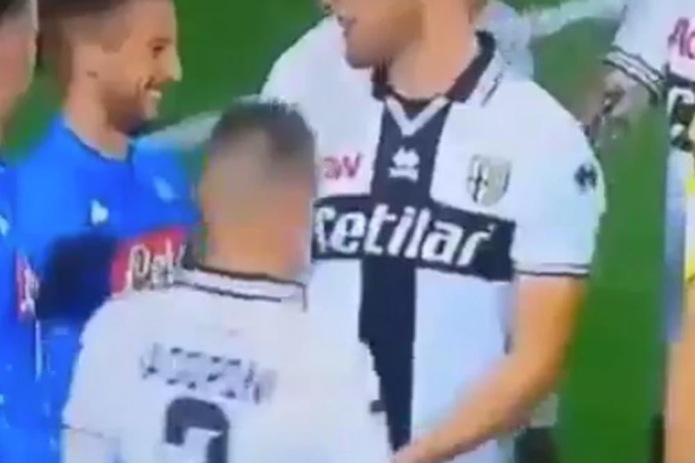 PAŽNJA! PERVERZNJAK IZ NAPOLIJA NAPADA: Hvatao za zadnjicu igrača Parme, dok je stajao u živom zidu!