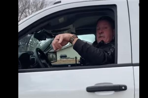 POLICAJAC PRETIO DEVOJČICI DA ĆE JE STRPATI U ZATVOR! Ona nije posustala, sve je snimila, a potom OBJAVILA ISTINU!