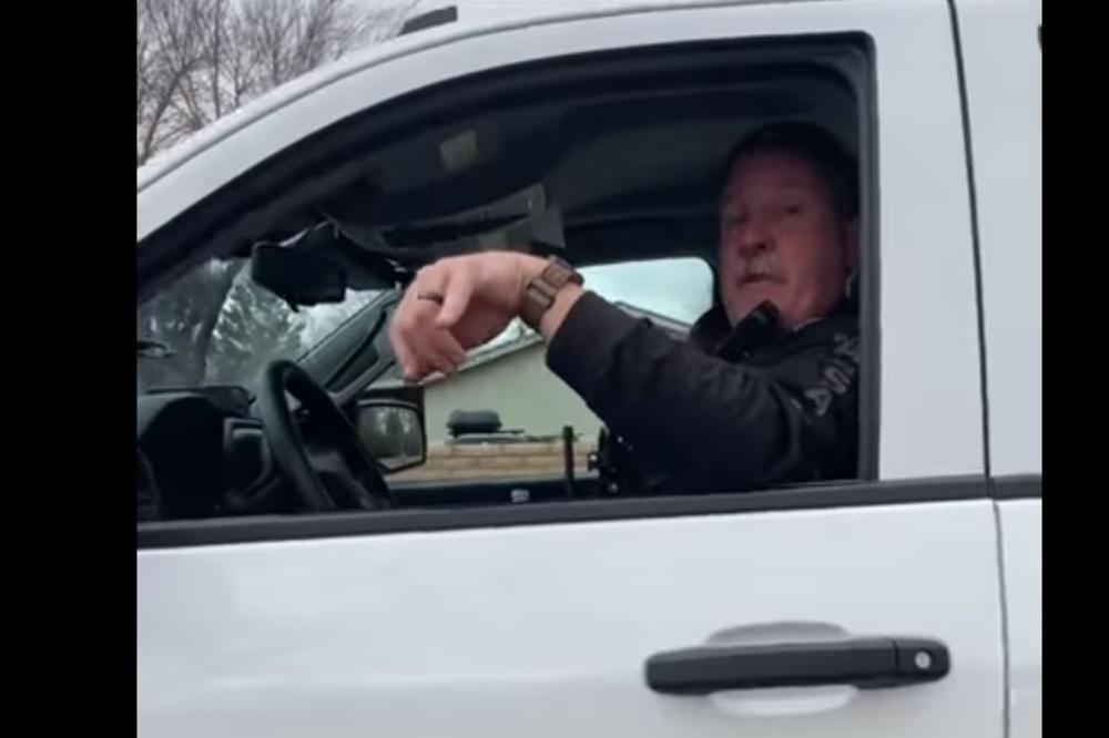 POLICAJAC PRETIO DEVOJČICI DA ĆE JE STRPATI U ZATVOR! Ona nije posustala, sve je snimila, a potom OBJAVILA ISTINU!