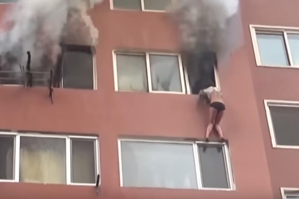 DEVOJKA VISI SA OSMOG SPRATA U DONJEM VEŠU: Stan u plamenu, ljudi u panici! (VIDEO)