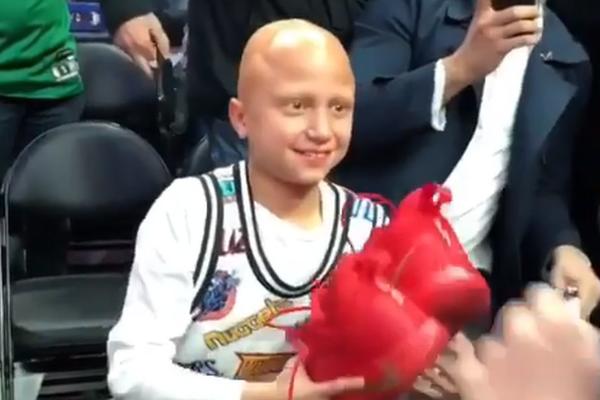 VELIKO SRCE IMA DONČIĆ: Prvo je bolesnom dečaku poklonio patike, a onda je njegov dres tražio Flojd Mejveder!