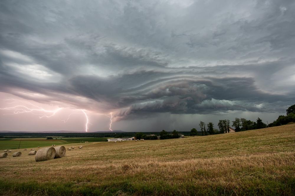 HITNO UPOZORENJE RHMZ - STIŽE OLUJA! Najavljen vetar, pljuskovi, grmljavina i grad - evo i u kojim delovima Srbije!