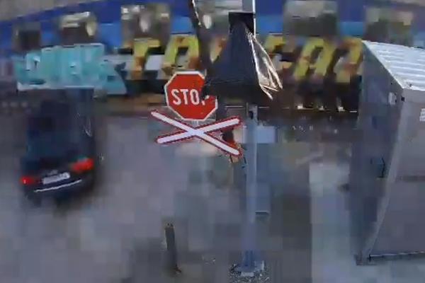 RAMPA PODIGNUTA, VOZ PROLAZI, A AUTO NALEĆE PRAVO NA NJEGA! Nova stravična NESREĆA kod Mladenovca! (VIDEO)