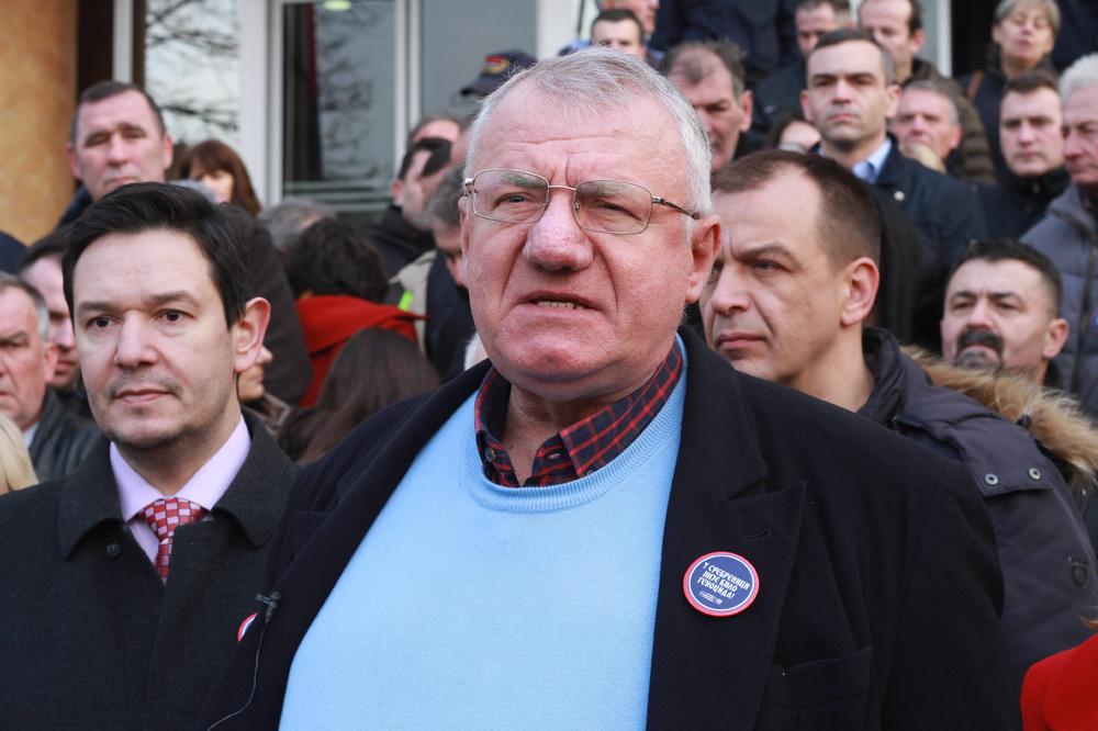 MASAKR U KRAVICAMA JE INCIDENT, POLICAJCI KOJIMA SE SUDI ZA ZLOČINE SU NEVINI: Šešelj protestovao zbog Srebrenice