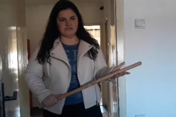 SRPKINJA JE UŠLA U SPAVAĆU SOBU I VIDELA DA IZ KREVETA VIRE 4 NOGE: Uzela je MOTKU i napravila KATASTROFU (VIDEO)