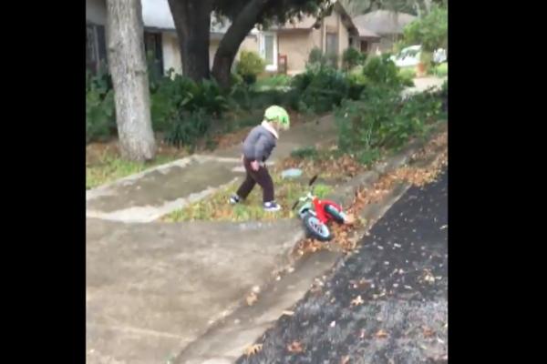 DEČAK JE PAO SA BICIKLA, A OSOBA KOJA MU JE PRITEKLA U POMOĆ JE NEVEROVATNA: Ovaj video je oduševio SVET!