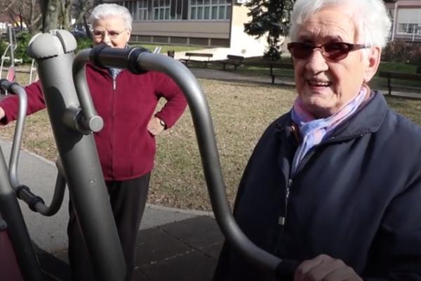 DVE BAKE TRENIRAJU U PARKU I IZAZIVAJU NEVERICU: Marija i Marta su dokaz da starost nije prepreka (VIDEO)