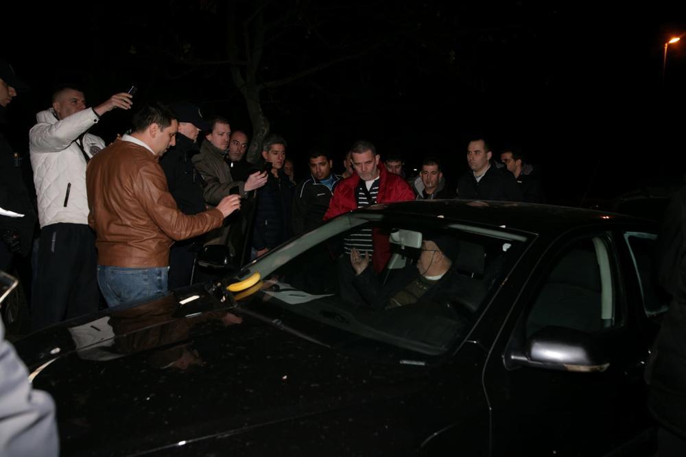 HAOS NA DORĆOLU: Policija pokušava da zapleni CarGo vozilo, kolege se bune i pružaju podršku! Totalna blokada!