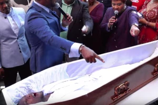 MRTVAK USTAJE IZ KOVČEGA I GLEDA PRISUTNE: Pastor koji tvrdi da ga je oživeo u problemima do guše! (VIDEO)