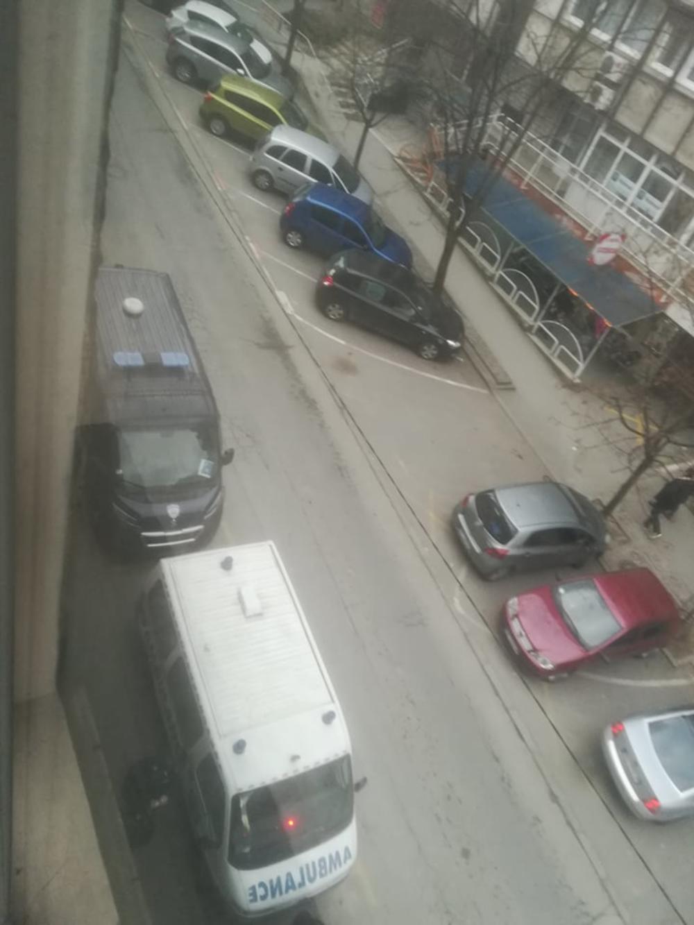 Policijski kombi 'marica' je ispred zgrade  