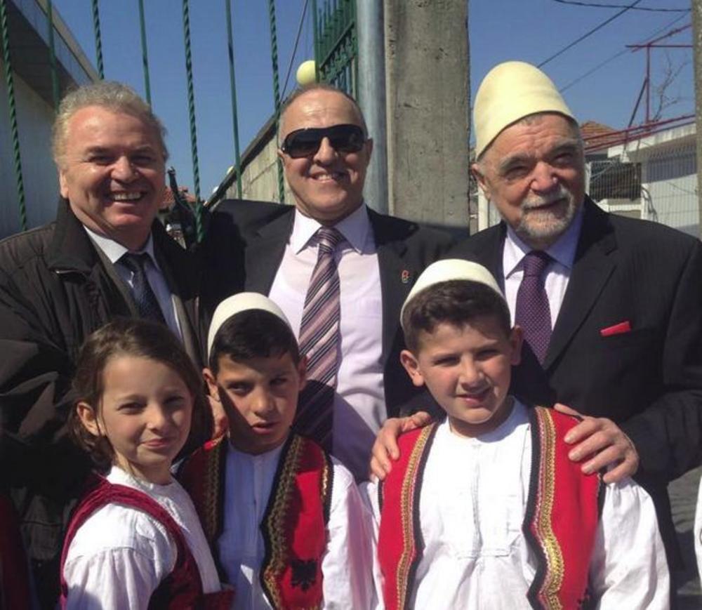 Obožava ovakvo društvo