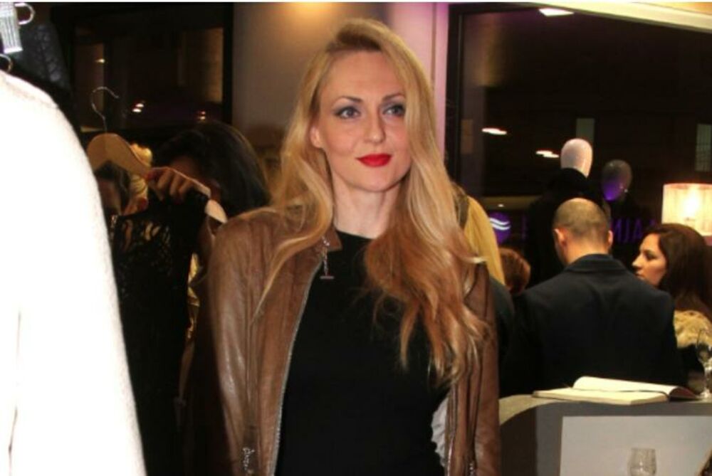 Nakon džinglova, Ana je voditeljsku karijeru započela u vremenskoj prognozi, da bi najveću popularnost na Pinku stekla kao “loto” devojka