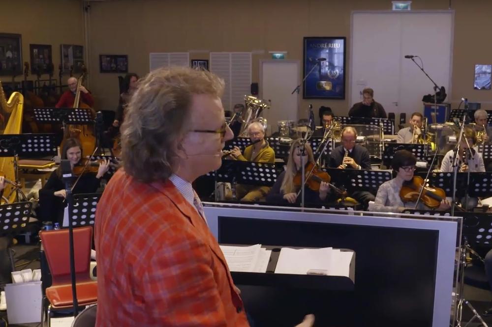 SVI SU ZAPLAKALI KADA JE HOLANĐANIN ZASVIRAO TAMO DALEKO! Andre je još jednom pokazao koliko voli Srbiju (VIDEO)