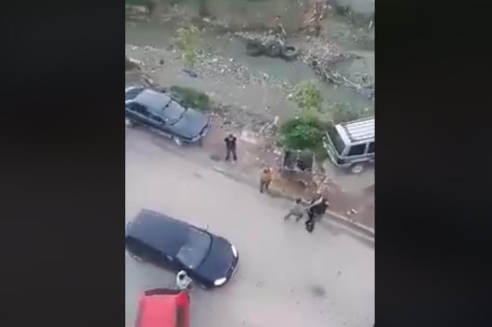 8 VOZAČA SE POTUKLO NASRED ULICE U TUTINU: Izašao iz vozila i udario čoveka, a onda je počela HAVARIJA (VIDEO)