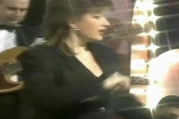 BILA JE NAJVEĆA BOMBA NA ESTRADI, PA POSTALA UZORNA DOMAĆICA: Zbog NJEGA se promenila, a ovako izgleda danas (FOTO)