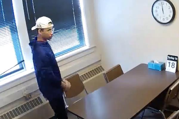 TINEJDŽERA SU PRIVELI I U LISICAMA OSTAVILI SAMOG U SOBI: Ono što je zatim uradio zapanjilo je policajce! (VIDEO)