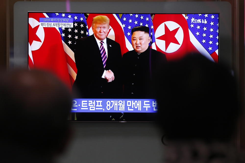 TRAMP I KIM U PRIJATELJSKOM SUSRETU: Pružili jedno drugom ruke, pa započeli sastanak! (VIDEO)