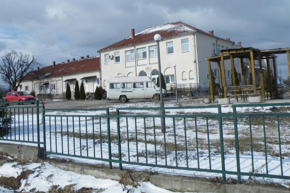 DOK SAM JA TU, NEMA ULASKA! Direktor Doma u kom ljudi umiru ZBOG LOŠIH USLOVA oterao novinare