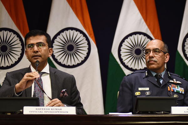 INDIJA ZAHTEVA PUŠTANJE  ZAROBLJENOG PILOTA IZ PAKISTANA: Obe zemlje su povukle svoje ambasadore