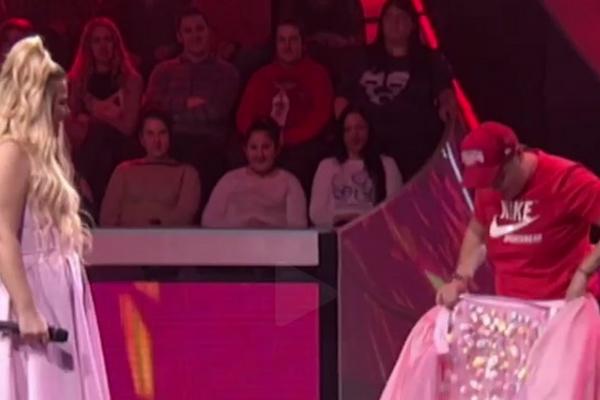 ŠTA SE OVO DESILO?! Marija Šerifović SKINULA TAKMIČARKU, pa krenula da JEDE delove njene suknje! (VIDEO)
