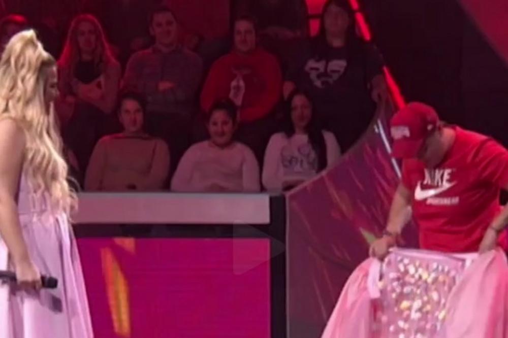 ŠTA SE OVO DESILO?! Marija Šerifović SKINULA TAKMIČARKU, pa krenula da JEDE delove njene suknje! (VIDEO)