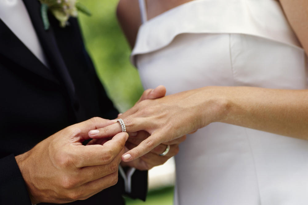 OBIČAJ ZBOG KOGA SE SREMICE TRESU OD STRAHA PRED SVADBU: Ako ovo bace u DVORIŠTE veče pre venčanja, PUČE BRUKA