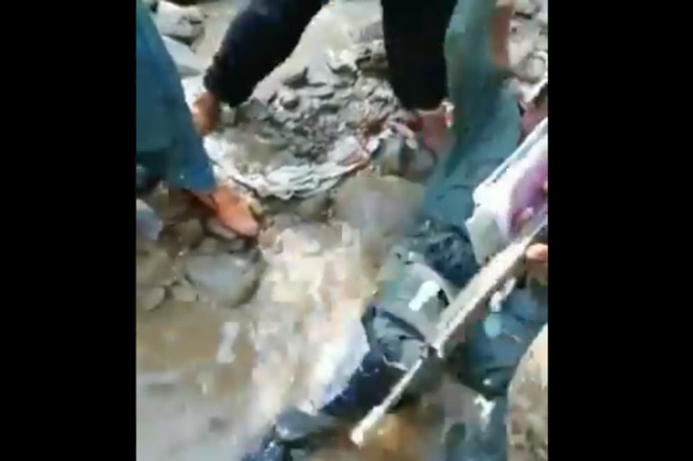 STRAVIČNI SNIMCI MUČENJA INDIJSKOG PILOTA: Umalo ga rastrgli! Pamtiće ovaj dan dok je živ! (VIDEO)