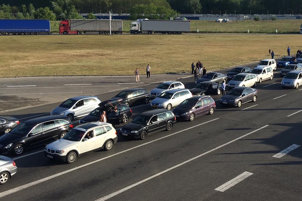 KONAČNO JEDNA DOBRA VEST ZA NAŠE VOZAČE: Nema više čekanja na granici, vozila ponovo mogu da se uvoze u Srbiju!