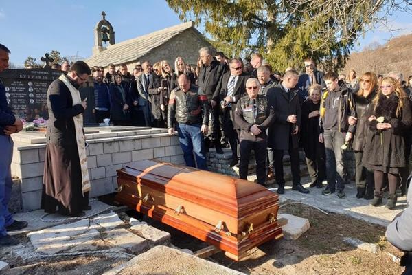 SAHRANJEN MIRKO BUTULIJA: Ubijeni predsednik AMSS uz stihove Mike Antića počiva među precima