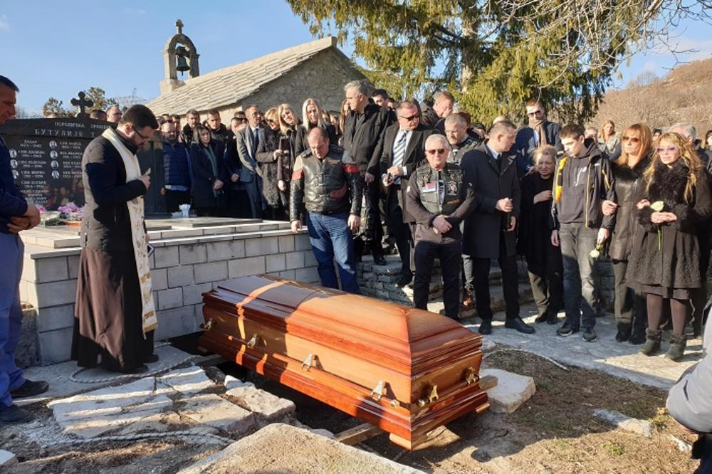 SAHRANJEN MIRKO BUTULIJA: Ubijeni predsednik AMSS uz stihove Mike Antića počiva među precima