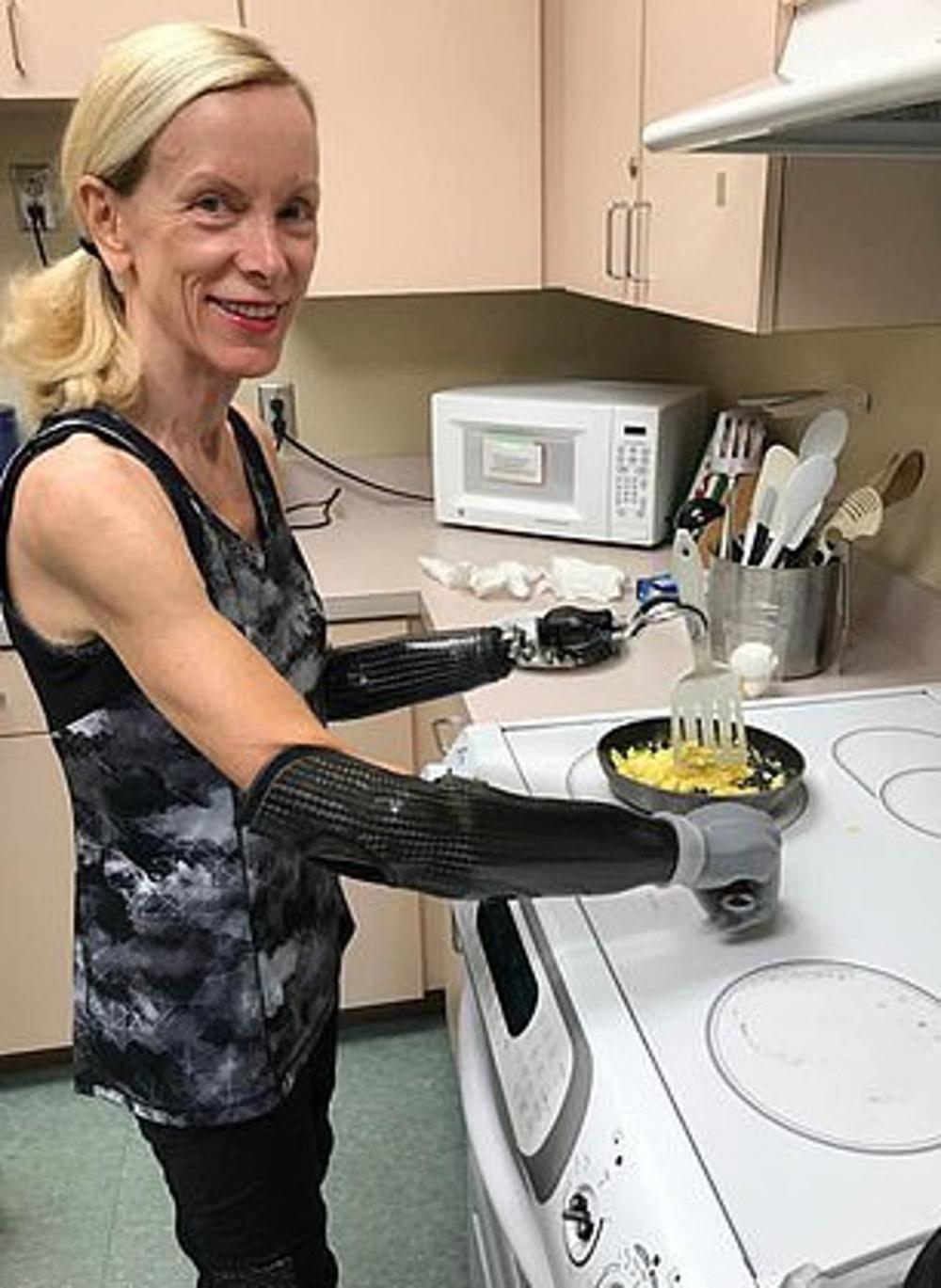 Džuli u kuhunji sa bioničkim rukama  