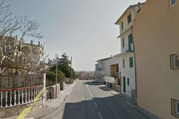 NEZAPAMĆENO: Otac bacio ČETVORO DECE od 3, 5, 7 i 8 godina KROZ PROZOR sa visine od 6 METARA!