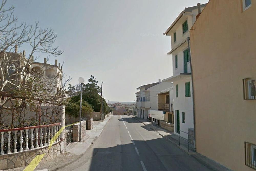 NEZAPAMĆENO: Otac bacio ČETVORO DECE od 3, 5, 7 i 8 godina KROZ PROZOR sa visine od 6 METARA!