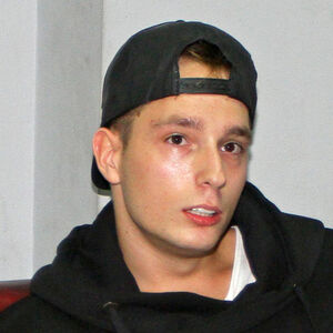 NEKAD IŠAO SA 20 EVRA U DŽEPU, A SAD ZA NJEGA RADI 160 LJUDI! Dnevno potroši Boga oca - a SESTRE OTPISAO