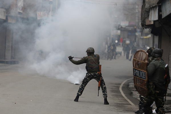 RATNE IGRE NUKLEARNIH SILA: Indija i Pakistan već razmenili vatru u Kašmiru!