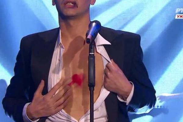 GLUMAC NAPADNUT U CENTRU BEOGRADA: Žena je skočila na njega i krenula da ga LIŽE, prizor izbezumio prolaznike!