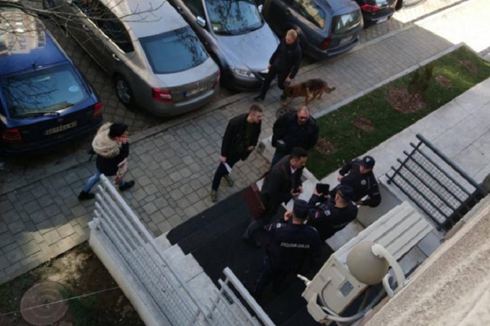 DEJANU AKSENTIJEVIĆU, NJEGOVOJ ŽENI I SINU PRETI ULICA: Izvršitelji dolaze UJUTRU, oni tvrde da je STAN NJIHOV