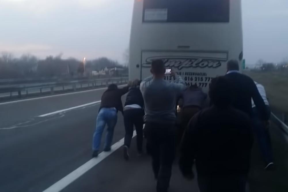 PUTNICI GURALI AUTOBUS NA AUTO-PUTU! Pored njih su jurcali automobili, SREĆA ŠTO NIKO NIJE STRADAO (VIDEO)