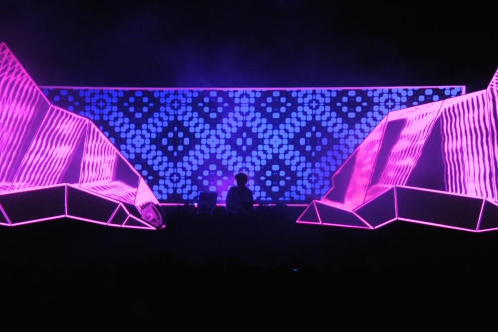 ESPRESO VAS VODI NA LOVEFEST FIRE: Delimo 5x2 VIP karte za događaj koji pomera granice produkcije