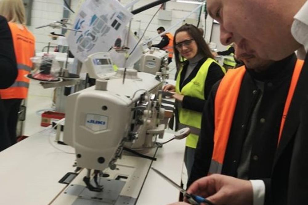 VUČIĆ UZEO MAKAZE I STAO ZA ŠIVAĆU MAŠINU! Predsednik iznenadio radnice u fabrici, NISU VEROVALE KO IM JE DOŠAO